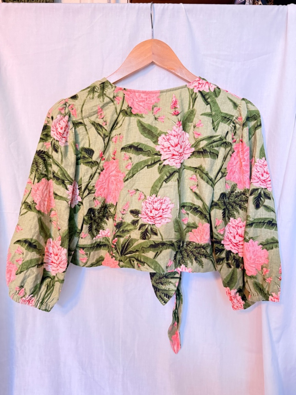 Agua Bendita Pink Floral Tie-Front Crop Top on Green - Picture 3 of 4